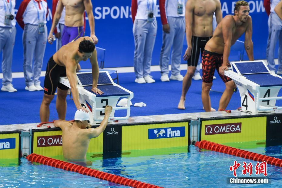 中国队破军运会赛会纪录 夺男子4×200米自由泳接力冠军