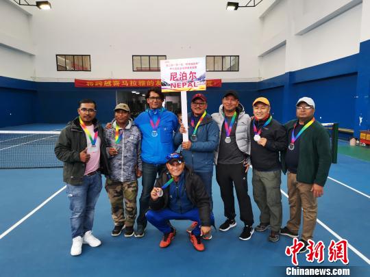 21日，为期3天的第二届一带一路“柳梧城投杯”中尼国际业余网球友谊赛在西藏拉萨落幕。图为尼泊尔加德满都草地网球俱乐部获得季军。　张伟 摄