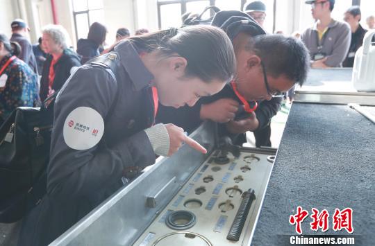 2019年10月21日，北京市交通委与京港地铁在4号线马家堡车辆段举办乘客开放日活动。　贾天勇 摄