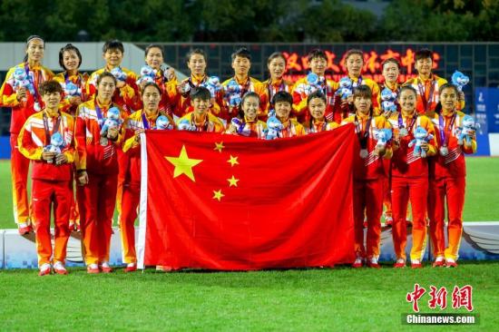 资料图：10月26日，第七届世界军人运动会女子足球决赛在湖北省武汉市举行。朝鲜女足2：1战胜中国女足获得冠军。图为中国队获得亚军合影。 <a target=