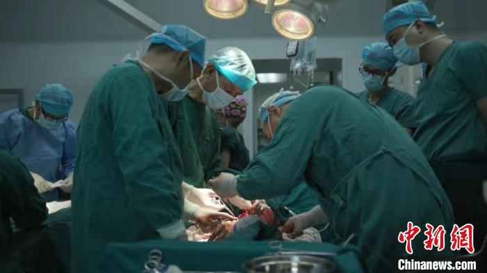 奇迹！广东8名医生接力奋战8小时成功实施断臂再植术