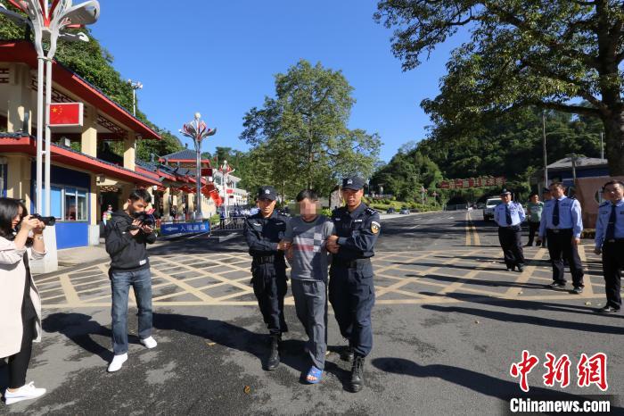 中国警方抓获越南国际红通在逃毒贩黄明通并移交越方