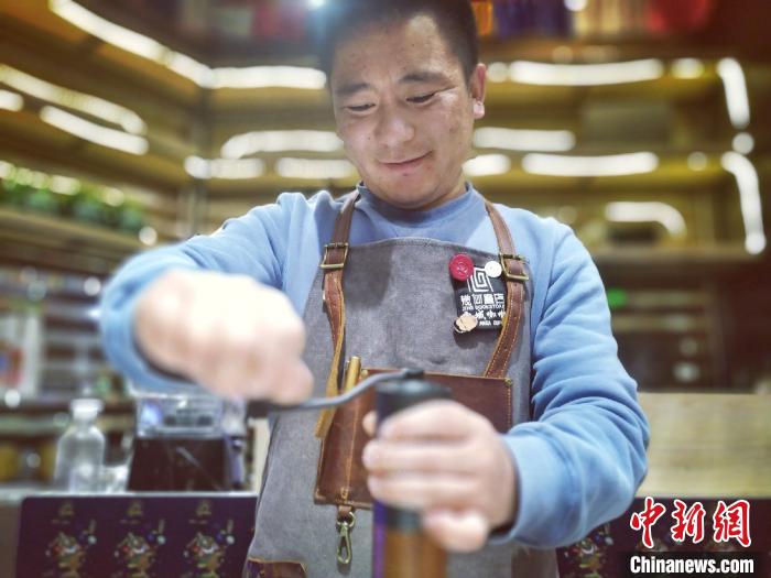 青海“90后”藏族青年将藏家百味融入咖啡
