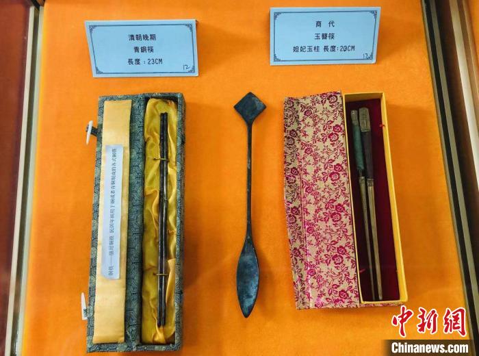 张国天收藏的青铜筷与玉簪筷。　彭莉芳 摄