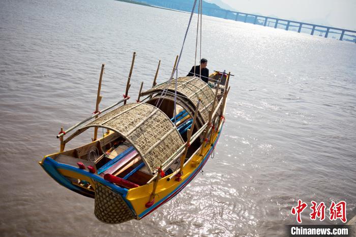 “非遗”传承人建传统木帆船下水试航将参展中国杯帆船赛