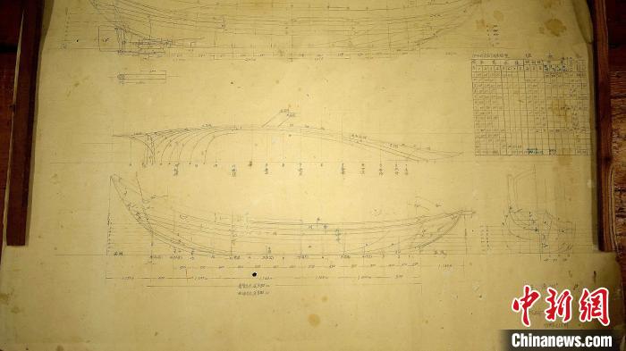 图为郑文祥1984年绘制的下岐连家渔船图纸。　吕雷 摄