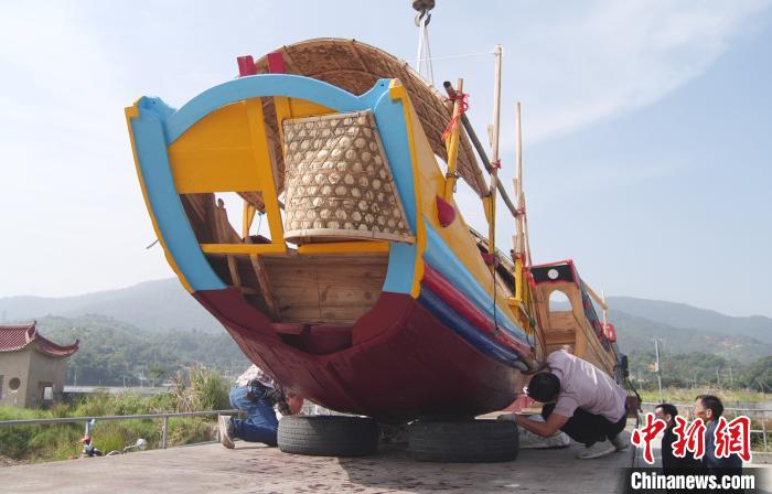 图为试航完成后连家渔船装车运往深圳参展第13届中国杯帆船赛。　吕雷 摄