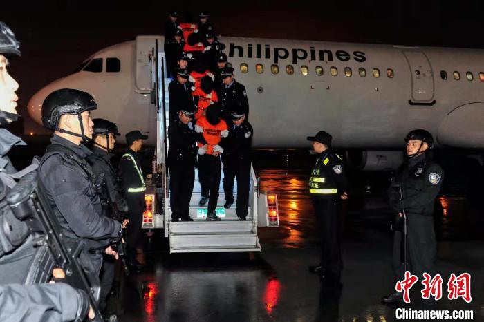 陕西警方从菲律宾押解301名电信网络诈骗犯罪嫌疑人回国