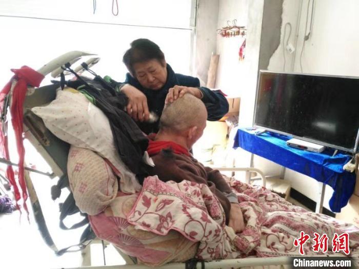 湖北襄阳：妻子坚持16年不离不弃照顾瘫痪丈夫