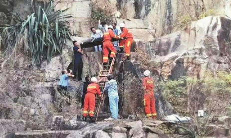 泉州大坪山：爬围栏帮朋友拍照 男子摔下山崖受伤