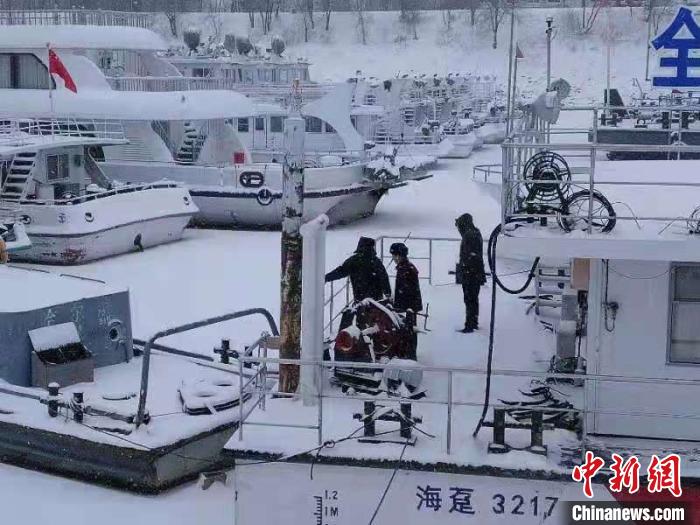 面对界江暴雪来袭，黑河海事局第一时间启动气象灾害Ⅳ级应急响应。　刘锡菊 摄