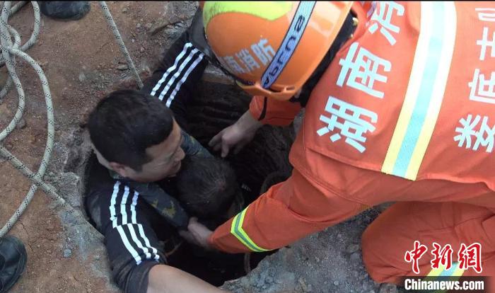 污水井中来回爬行400余米男子只身救起6岁儿童获赞