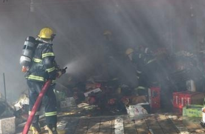 南安一水果店起火6人被困 消防紧急救援