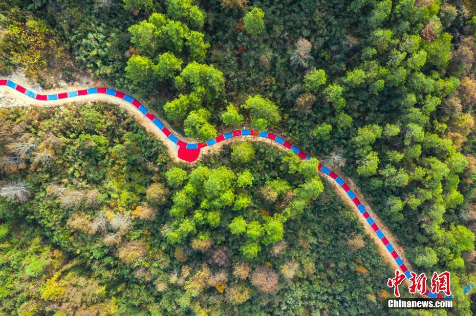 航拍江西新干县“彩色路” 红蓝相间蜿蜒山