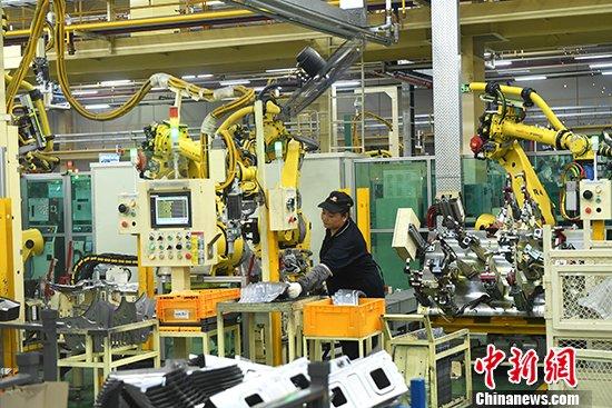9月16日，中国国家统计局公布数据显示，8月份，中国规模以上工业增加值同比实际增长4.4%，比7月份回落0.4个百分点。资料图为8月25日，工人在重庆一汽车零件生产车间工作。<a target=