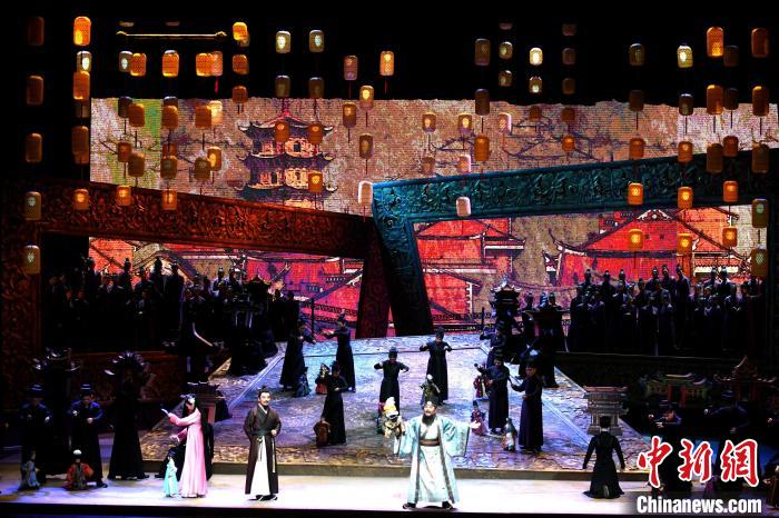 11月22日晚，第四届海上丝绸之路国际艺术节开幕大戏、原创民族歌剧《大海承诺》在泉州大剧院演出。　王东明 摄