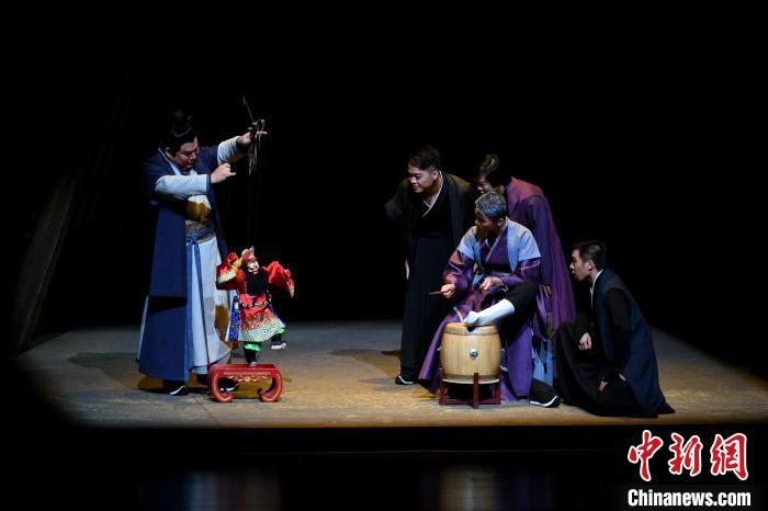 《大海承诺》主创团队创造性地将泉州提线木偶表演形式融入民族歌剧当中。　王东明 摄