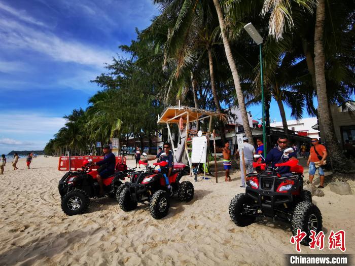 驻菲使馆捐赠沙滩救护摩托车长滩岛“上岗”