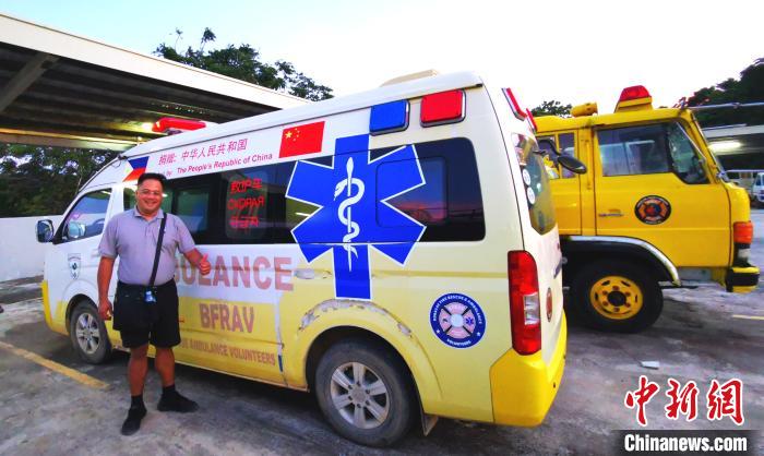 2016年中国驻菲大使馆捐赠的价值200万菲币的新型救护车，配合长滩岛救援志愿者协会救助中心，全年每周7天每日24小时为全岛居民和游客提供紧急救助服务。图为当地时间11月22日，中国捐赠的救护车随时待命。　关向东 摄
