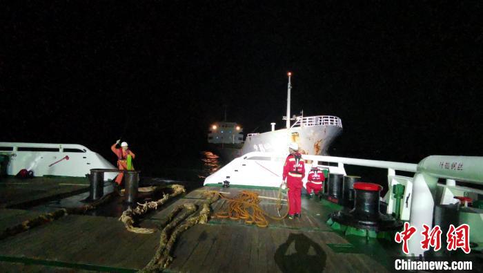 汕头一货船遇险12人受困 救助船出动人船同救 张伟 摄