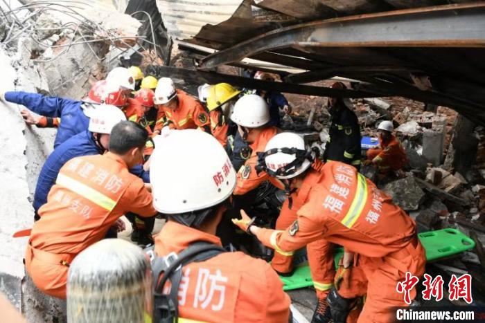 福州市仓山区盖山叶厦村起火建筑坍塌一消防员在灭火救援中牺牲