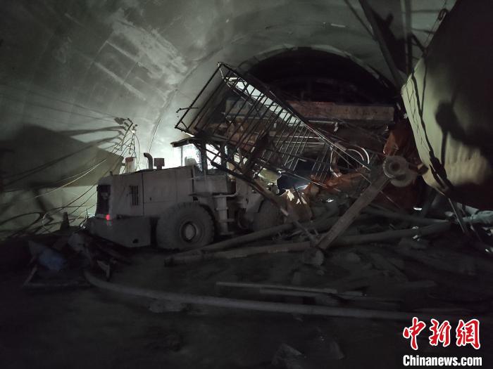 云南在建隧道事故：1人获救仍有12人被困