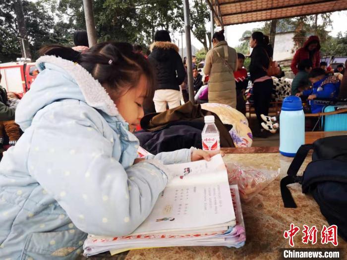 地震中受灾的小学生在灾民安置点学习。　陆翠琳 摄