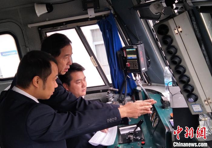 地震后，南宁机务段立即安排管理干部对机车进行添乘卡控。　林高 摄
