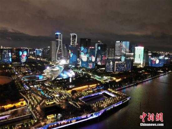资料图：杭州钱塘江畔上演流光溢彩的灯光秀。<a target=