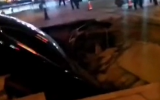 晋江：路面突然塌陷小车陷入坑中 幸无人员受伤