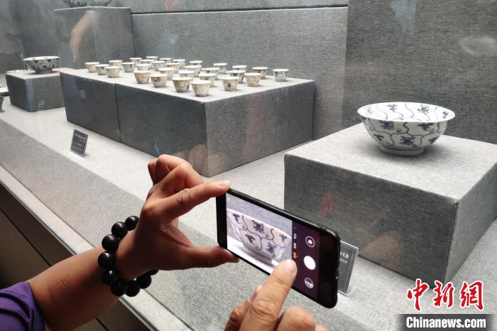 今年9月，郑长来无偿捐赠400件“泰兴号”沉船瓷器给福建德化陶瓷博物馆，并筛选其中194件向公众永久展出。　吕明 摄