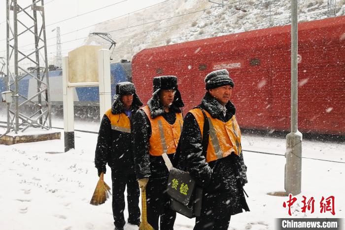 图为中铁兰州局集团有限公司职工干部扫雪保障旅客安全出行。　王喜栋 摄