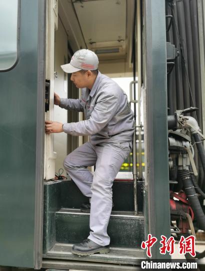 张建飞在检修客车塞拉门。　上海局集团公司合肥车辆段供图 摄