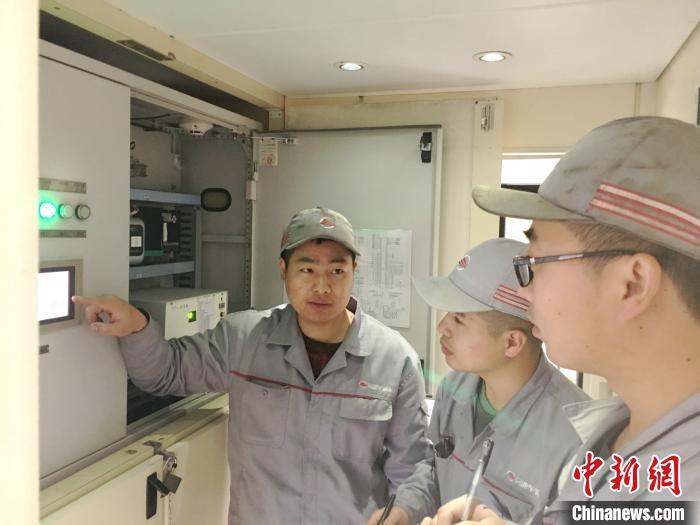 张建飞在指导青工如何判断处理控制柜故障。　上海局集团公司合肥车辆段供图 摄
