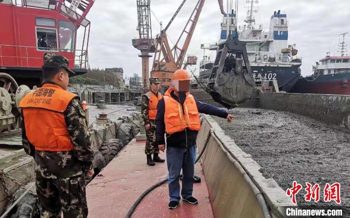 上海海警局连续查获海洋非法倾倒案件。上海海警局供图