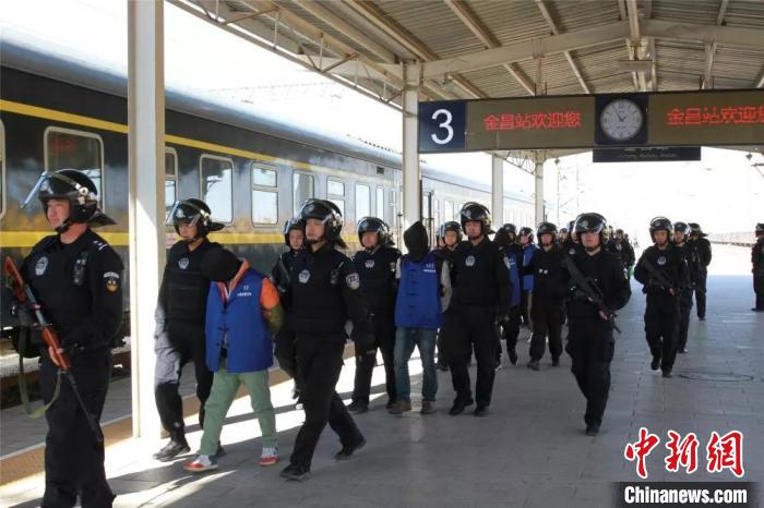 金昌警方押解11名犯罪嫌疑人。(资料图) 钟欣 摄