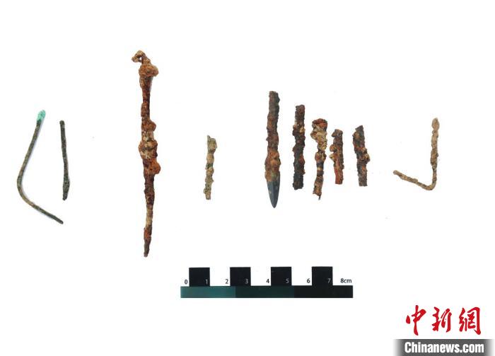 编缀铜条及铁工具。陕西省考古研究院