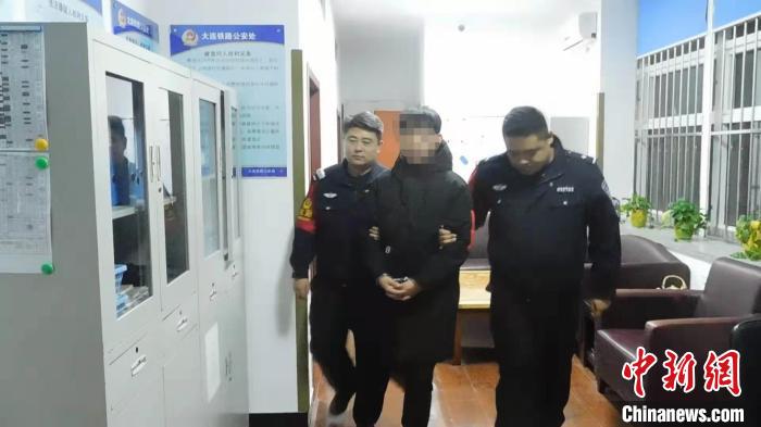 辽宁大连：一名旅客篡改购票信息逃票100余次被刑拘