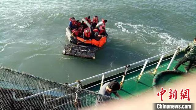 “华夏68”轮11名船员弃船逃生获救。温州海事供图