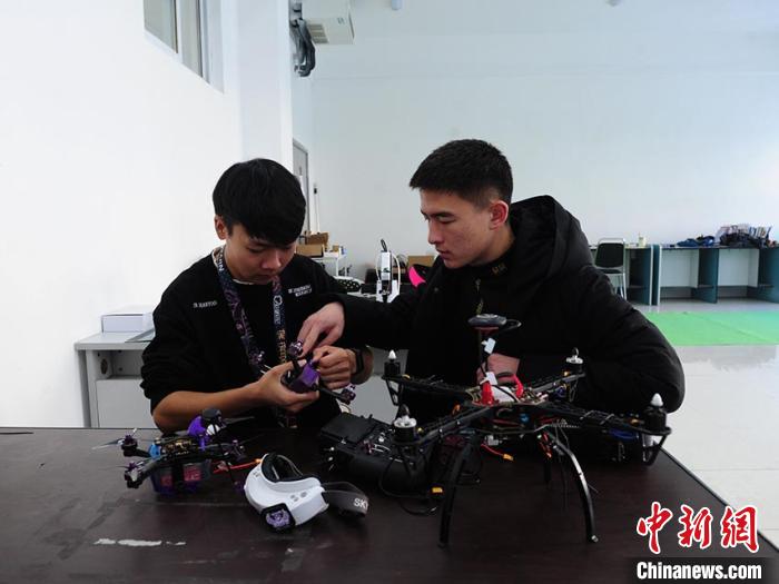 长春大学生痴迷设计无人机四年造出近千个零件
