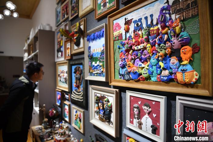 图为郭小瑜新开的门店内，挂满各式各样、色彩缤纷的黏土卡通画，让人仿佛走进童话世界。　刘冉阳 摄