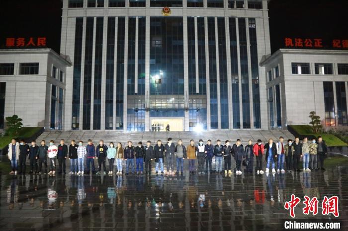 从广州花都区押送的13名犯罪嫌疑人。广安前锋公安供图
