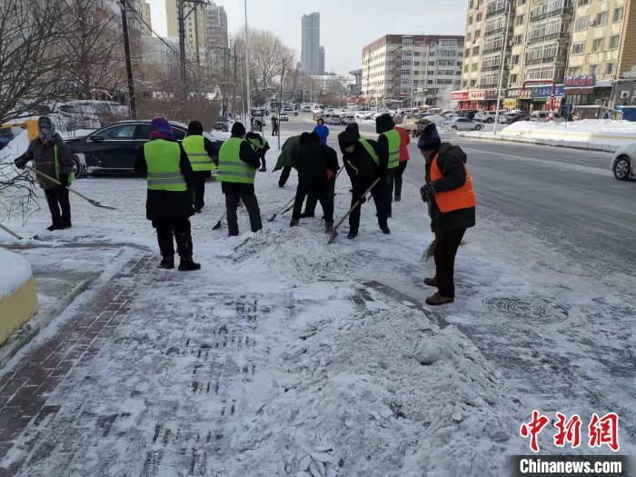 哈尔滨市环卫工人清理路面积雪。　姜辉 摄