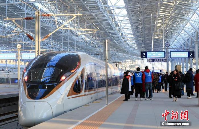 资料图：12月30日，北京至张家口高速铁路(简称京张高铁)开通运营。图为高铁列车停靠在北京北站站台。<a target=