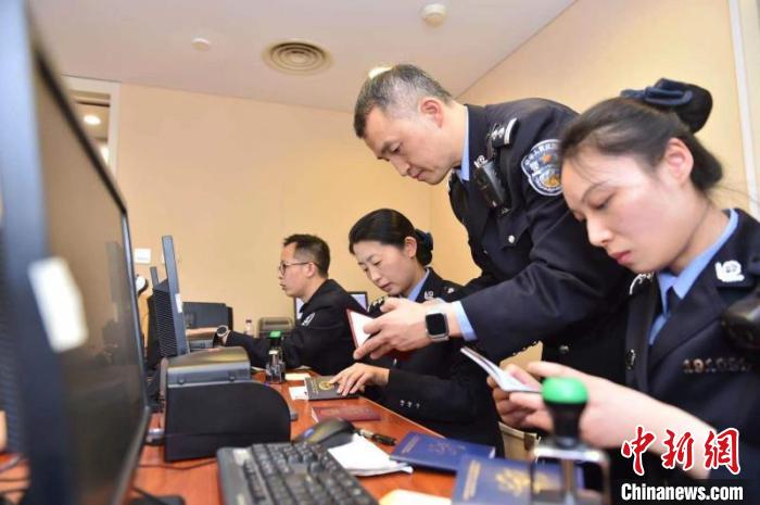 上海边检总站不断简化出入境查验手续和行政许可办理手续。　董权辉 摄