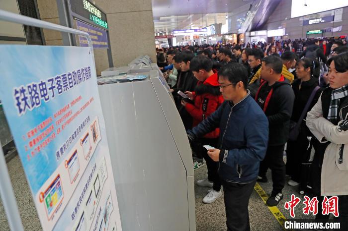 游客在铁路上海虹桥站办理电子客票业务。　殷立勤 摄