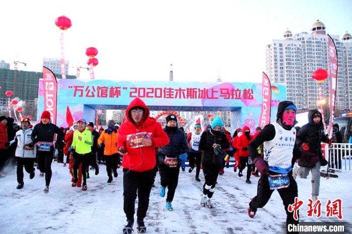 中国今年首场“冰马”举行 1500多名选手松花江面上开跑