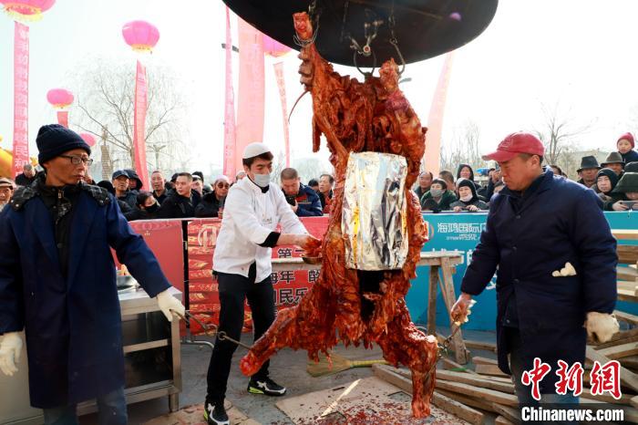 青海：2.8米土锅灶焪烤近300斤全牛动用起重机