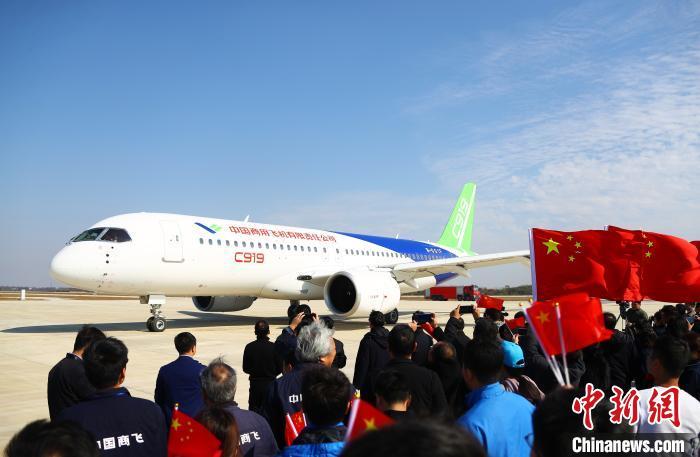 图为南昌瑶湖机场，工作人员挥舞五星红旗欢迎C919大型客机转场南昌。(资料图) 刘占昆 摄
