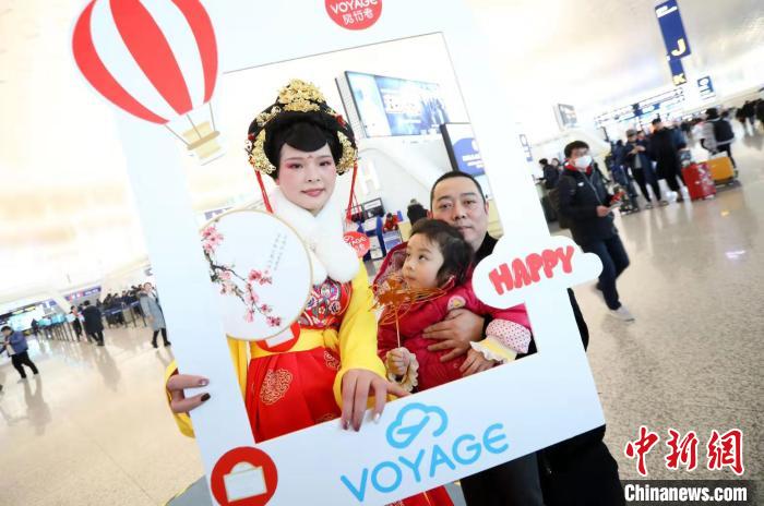 图为，武汉天河机场游客参与春运活动 陈晓东 摄